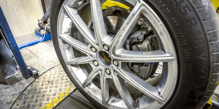 The braking process rubs off mass from brake discs and pads, causing particle emissions (PM) at a greater rate than those produced by internal combustion engines (ICE)