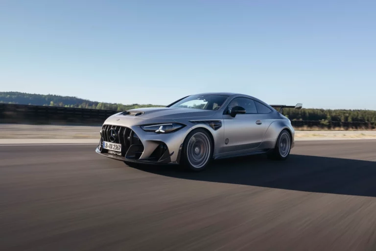 Mercedes-AMG CLE 646 Spezialanfertigung with gold-painted six-piston calipers and ceramic composite brake discs behind 20-inch forged wheels